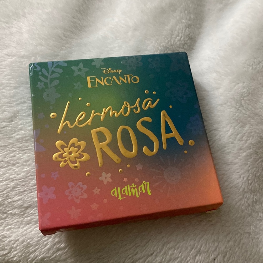 Disney Encanto blush in the shade “Hermosa Rosa”